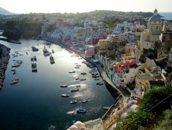 procida, in vacanza in barca nella baia di corricella 