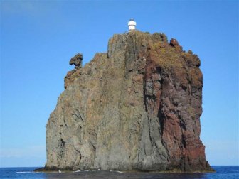 strombolicchio presso l'isola di Strombili Eolie foto dalla barca