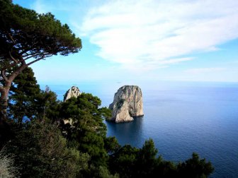 Faraglioni di capri vacanza in barca