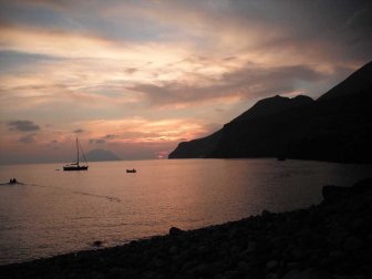 vacanza in barca a vela: Filicudi al tramonto 