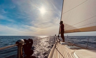 La barca a vela veleggiate oceanoamare