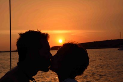 Bacio al tramonto in barca a vela oceanoamare 